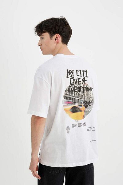 DeFacto Comfort Regular Fit Άνετη εφαρμογή με λαιμόκοψη πίσω με στάμπα κοντομάνικο μπλουζάκι C4086ax24sm