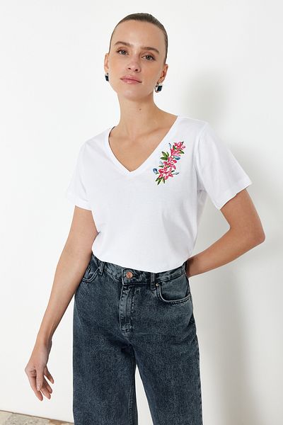 Trendyol Collection Weißes, besticktes Strick-T-Shirt mit V-Ausschnitt, 100 % Baumwolle, Regular/Regular Fit TWOSS24TS00266