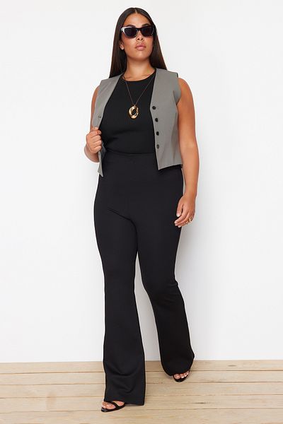 Trendyol Curve Schlankmachende Flare-Hose mit hoher Taille – Schwarz, Übergröße, Spanisch, gestrickt TBBSS24AR00033