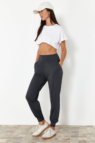 Trendyol Collection Anthrazitfarbene, bequem geschnittene, gestrickte Sport-Jogginghose aus Tauch-/Scuba-Stoff THMSS24EA00001