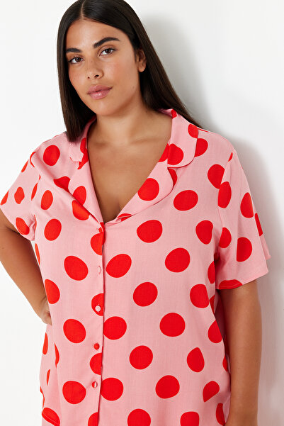 Trendyol Curve Σετ Πυτζάμες Πουά - Γιακάς Πουκάμισου, Ροζ, Υφαντό TBBSS24AI00065