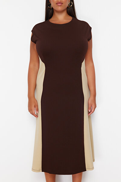 Trendyol Curve Καφέ-Μπεζ Χρώμα Blocked Midi Crepe Φόρεμα Πλεκτό Plus Size TBBSS24AH00143