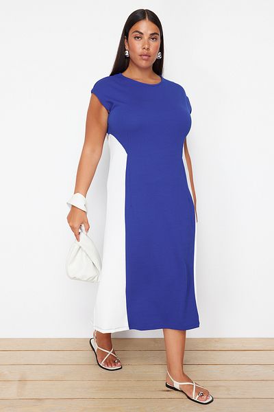 Trendyol Curve Saks - Ecru Color Blocked Midi Crepe kötött nagy méretű ruha TBBSS24AH00143