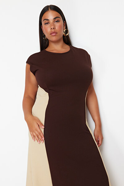 Trendyol Curve Καφέ-Μπεζ Χρώμα Blocked Midi Crepe Φόρεμα Πλεκτό Plus Size TBBSS24AH00143