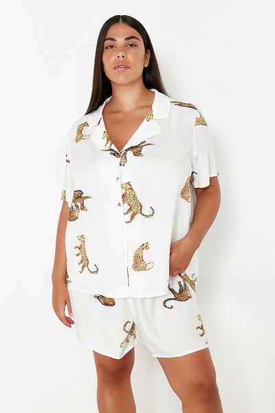 Trendyol Curve Weiß gemustertes gewebtes Pyjama-Set mit Hemdkragen TBBSS24AI00072
