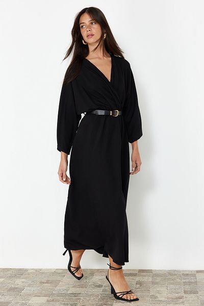 Trendyol Collection Šaty Aerobin Midi – černé s páskem a dvojitým výstřihem Twoss24El00992
