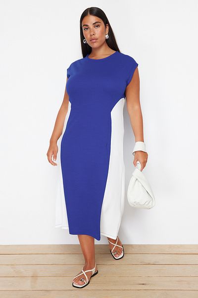 Trendyol Curve Saks - Ecru Color Blocked Midi Crepe kötött nagy méretű ruha TBBSS24AH00143
