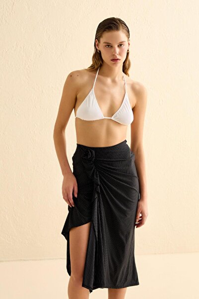 AQUELLA Fusta de plajă cu dungi negre și detalii trandafiri