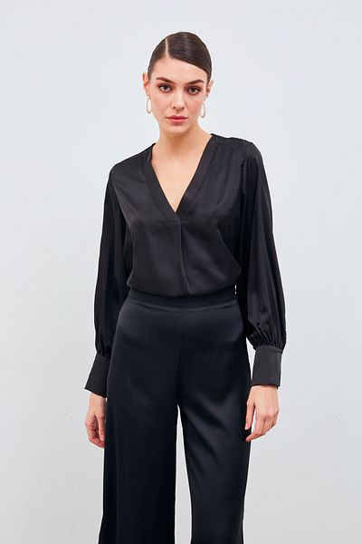 Sateen Bluză neagră cu decolteu în V din satin