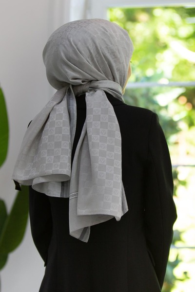 Vissona 57% ΜΕΤΑΞΙ 43% ΒΑΜΒΑΚΙ ΜΟΝΟΓΡΑΜΜΑ ΜΕ ΣΧΕΔΙΟ ΜΑΥΡΟ - ΓΚΡΙ ΣΑΛΙ 70X190