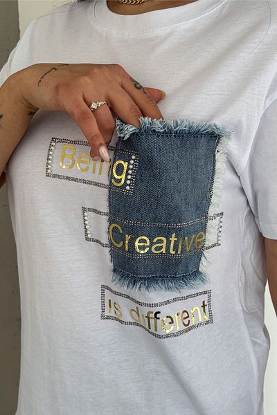 FEMELLE Imprimat cu folie albă - Tricou de damă din bumbac cu perle și detaliu de blugi
