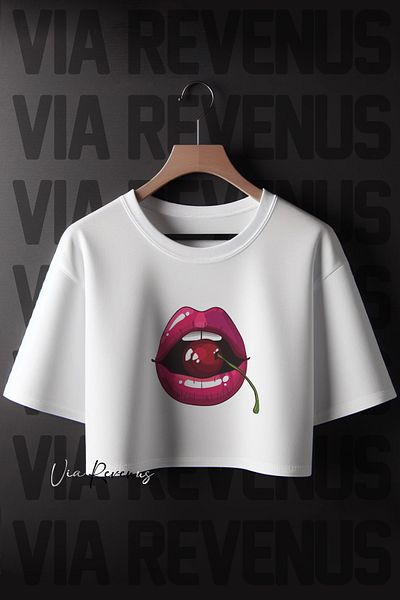 Vordevia Μόδα 2024 - Κοκέτα με στάμπα Cherry Lips White Crop Top με κοντό μανίκι και λαιμόκοψη