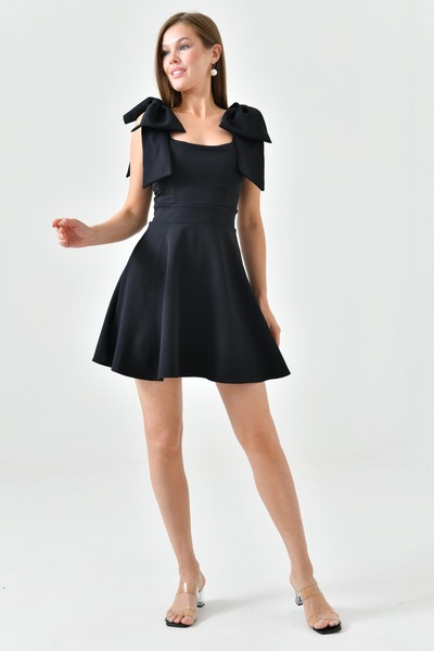 WOMAN VISION Siyah Krep Kumaş Straplez Yaka Bağlama Askı Detaylı Kloş Kesim Kısa Siyah Abiye Elbise 2030