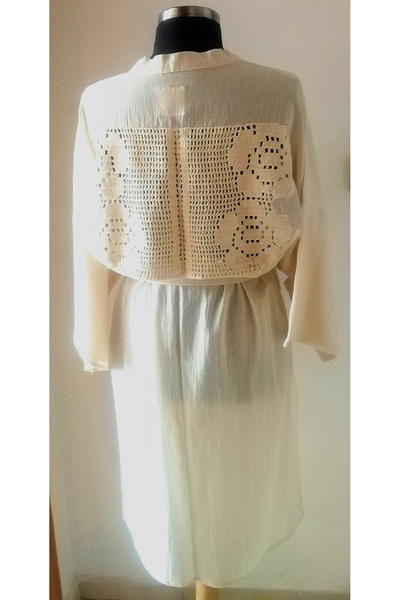 Tasarım Sırtı elişi dantel hambuldan yanları yırtmaçlı beli kuşaklıl ekru kimono
