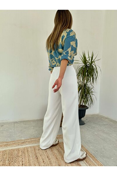 Elif Özbey Butik Pantaloni albi cu design plisat în talie