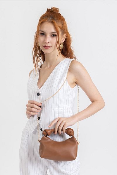 NOTHING Tan Soft Leather Mini Baguette Bag - S detailem uzlu a řetízkovým popruhem