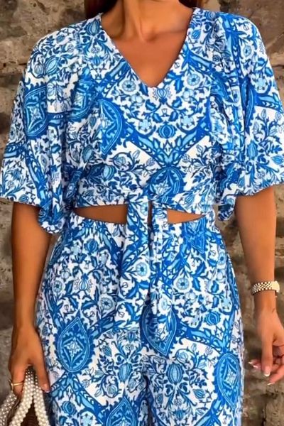 Ded COLLECTION Set cămașă și pantaloni cu flori de culoare albastră și albă pentru femei