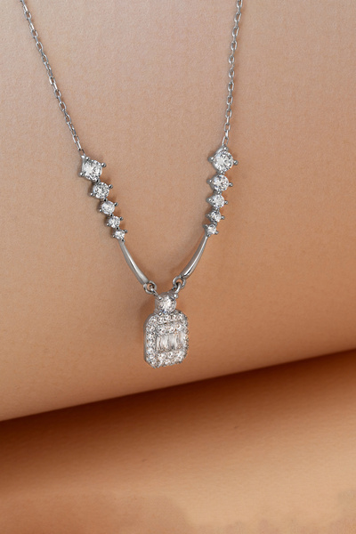 Else Silver Işıklı Kutuda 925 Ayar Gümüş Baget Taşlı Zarif Gerdanlık Kolye