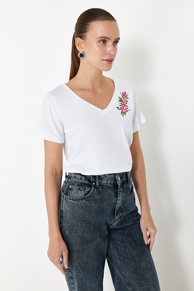 Trendyol Collection Weißes, besticktes Strick-T-Shirt mit V-Ausschnitt, 100 % Baumwolle, Regular/Regular Fit TWOSS24TS00266