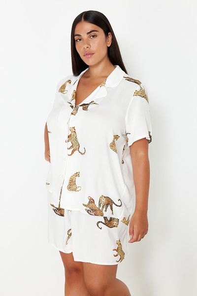 Trendyol Curve Weiß gemustertes gewebtes Pyjama-Set mit Hemdkragen TBBSS24AI00072