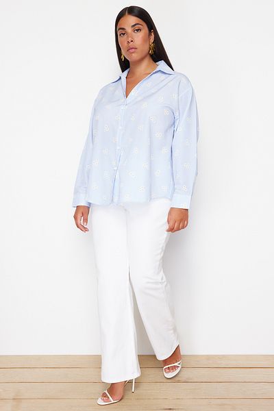 Trendyol Curve Blaues, gestreiftes, florales Baumwollhemd in Übergröße TBBSS24AX00038