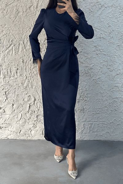 LEYUZE BUTİK Rochie de seară hijab din satin, împodobită cu atingeri elegante, cu pene pe mâner, albastru bleumarin