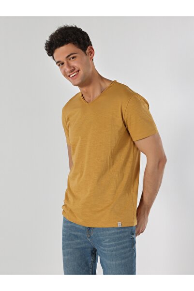 Colin's Ανδρικό κοντομάνικο μπλουζάκι με κανονική εφαρμογή V λαιμόκοψη κίτρινο Cl 1058584