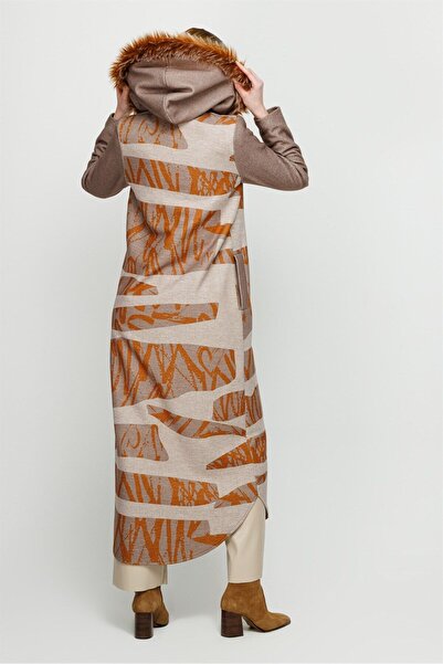 Esswaap Baskı Detaylı Kapişon Kenarı Kürklü Ara Boy Manto Vizon