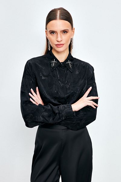Sateen قميص أسود مع إكسسوارات طية صدر السترة منقوشة