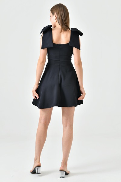 WOMAN VISION Siyah Krep Kumaş Straplez Yaka Bağlama Askı Detaylı Kloş Kesim Kısa Siyah Abiye Elbise 2030