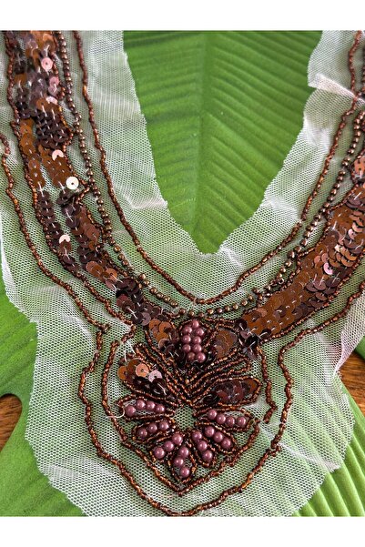 Gönülden Tasarım Aksesoar za odeću sa smeđim šavovima, izvezenim perlama i šl...