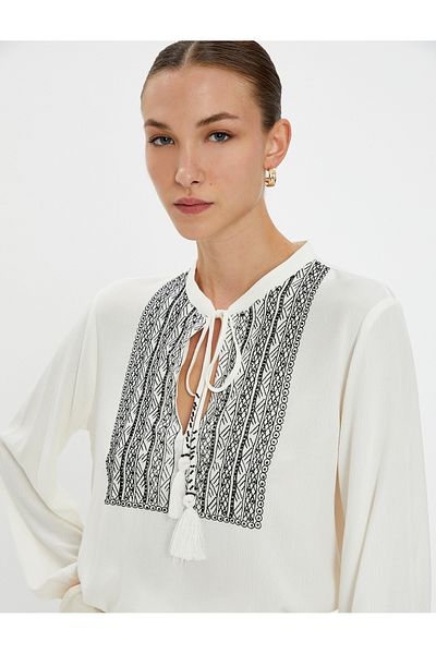 Koton Böhmische Bluse mit Stickerei-Detail, lange Ärmel