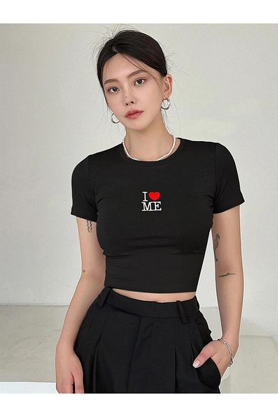 Teenage Millionaire I Love Me Heart Κεντημένη κοντομάνικη γυναικεία μαύρη μπλούζα με λαιμόκοψη λίκρα Body Crop