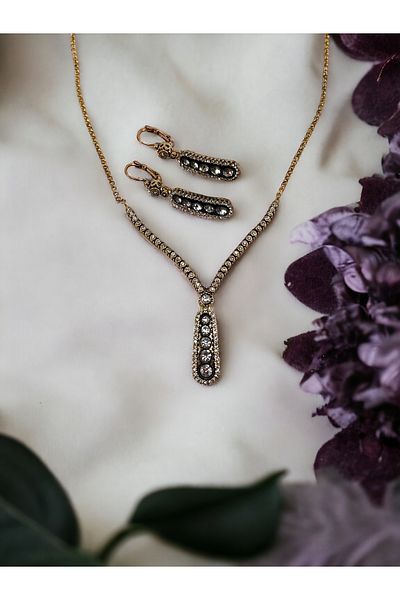 FAYRA ACCESSORIES طقم مرصع بالألماس من حجر الزركون