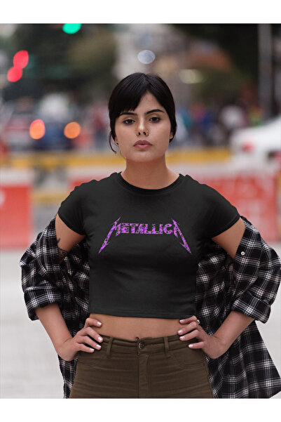 Fuddy Moda بلوزة قصيرة مكتوبة باللون الأرجواني ميتاليكا، بلوزة قصيرة سوداء مط...