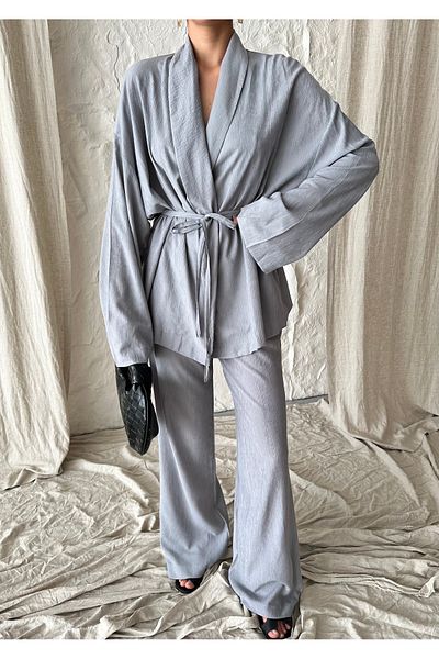 Laluvia Graues Set aus Kimono und Hose mit Schalkragen