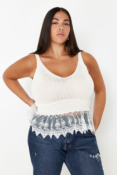 Trendyol Curve Strickbluse mit Trägern und Steinstickerei-Details TBBSS24AF00100