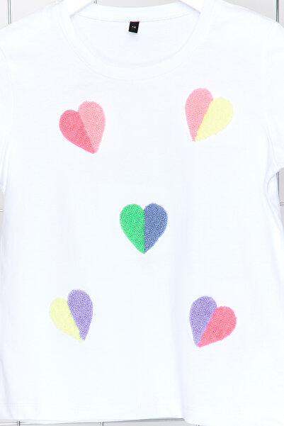 TRENDYOLKIDS Weißes Mädchen-T-Shirt aus Baumwolle mit Herz-Stickerei und detailliertem Kurzarm-T-Shirt TKDSS24TS00005