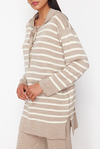 Trendyol Modest Σετ με ριγέ γιακά βιζόν Λεπτομερής φούτερ-παντελόνι πλεκτό κάτω-πάνω σετ TCTAW24US00080