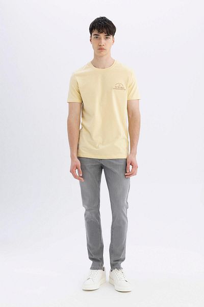 DeFacto Slim Fit Slim Fit Rundhalsausschnitt bedrucktes Kurzarm-T-Shirt C3945ax24sm