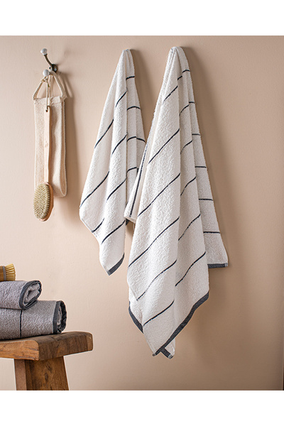 English Home طقم حمام قطني مريح باللونين الرمادي والأبيض