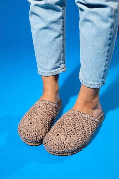 LuviShoes Hellbraune gestrickte Damen-Hausschuhe - LOOP