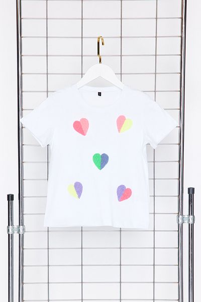 TRENDYOLKIDS Weißes Mädchen-T-Shirt aus Baumwolle mit Herz-Stickerei und detailliertem Kurzarm-T-Shirt TKDSS24TS00005