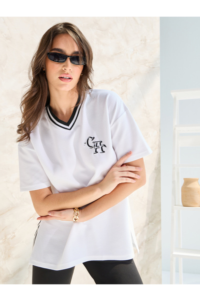 Styli تي شيرت مطرز برقبة متباينة وكبير الحجم