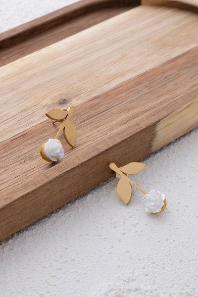 ByFlorya Jewelry أقراط من حجر الورد الأبيض - بتلات فولاذية، لوحة غير قابلة للتشويه، 2.6 سم