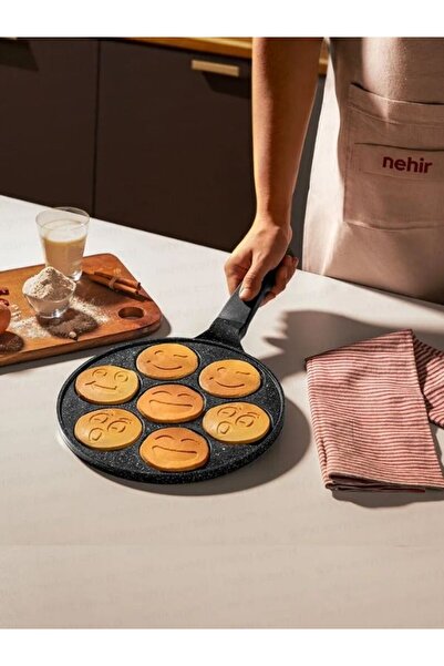 Caelia مقلاة من الجرانيت بتصميم إيموجي