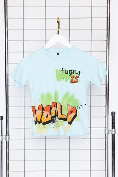 TRENDYOLKIDS Chlapecké bavlněné pletené tričko – baby blue, zábavný vzor Tkdss24Ts00013