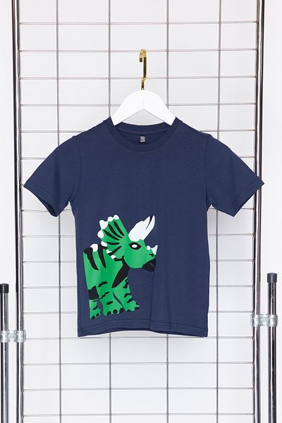 TRENDYOLKIDS Chlapecké pletené tričko v námořnické modré - 100% bavlna, potisk dinosaurů, krátký rukáv - TKDSS24TS00032