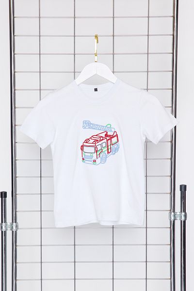 TRENDYOLKIDS Weißes, weiß gemustertes Baumwoll-Strick-T-Shirt für Jungen TKDSS24TS00031