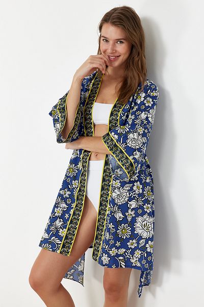 Trendyol Collection Gewebter Mini-Strand-Kimono – Blumendruck, mit Gürtel, 100 % Baumwolle TBESS23KM00035